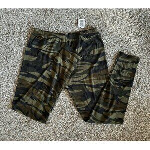 New Women’s Butter Soft Itzon Leggings One Size Plus Size Camouflage‎ Print NWT